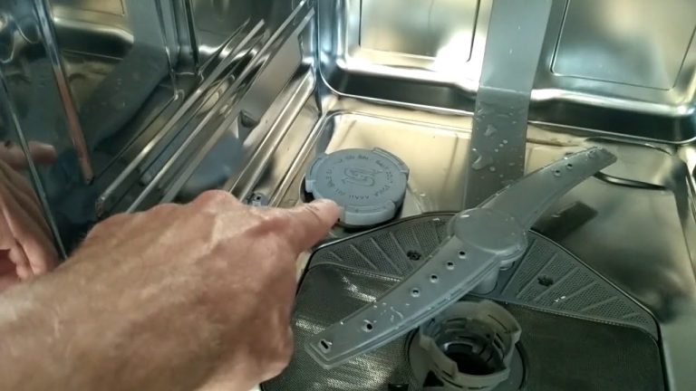 Plaque blanche au lave-vaisselle : pourquoi elle apparaît + comment l'éliminer - point j