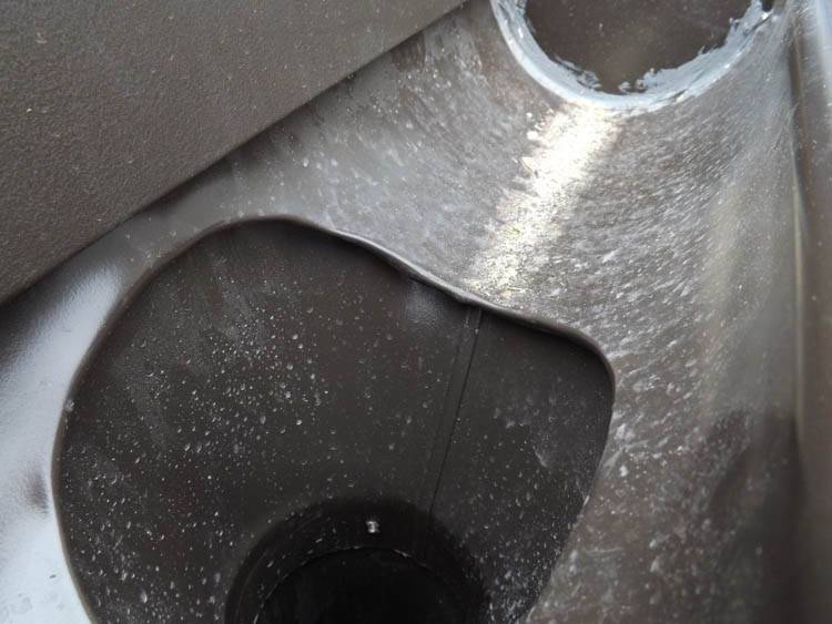 Est-il possible de remplacer la pièce de serrage du col de trop-plein de la tuyauterie de la salle de bain