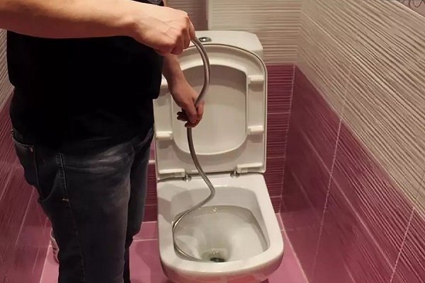 Les toilettes sont bouchées: comment les nettoyer à la maison, que faire pour éliminer soi-même le blocage