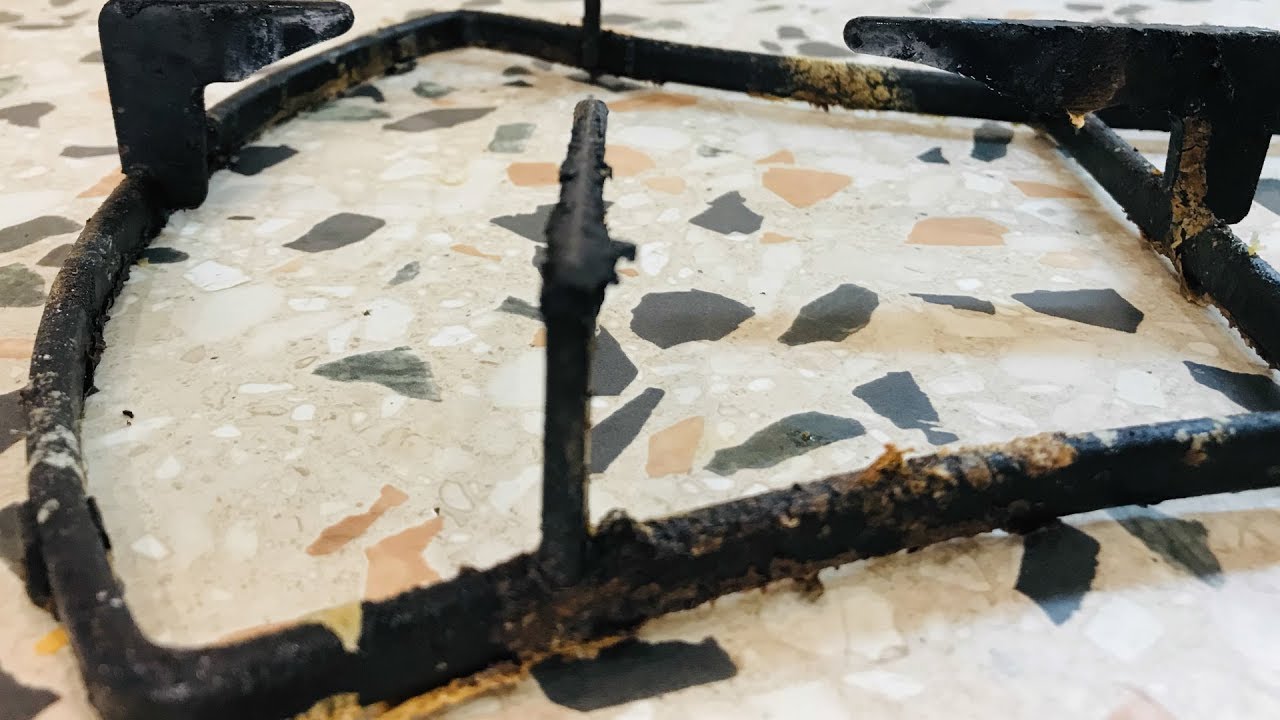 Comment nettoyer la grille d'une cuisinière à gaz de la suie et de la graisse de manière traditionnelle?