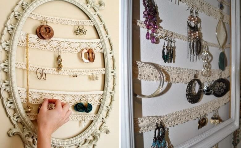 Commercialisation de bijoux. habillage de vitrine de bijouterie affichant des bijoux dans des vitrines