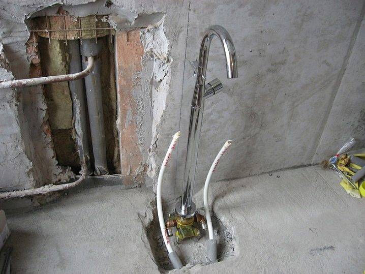 Installation du mitigeur à bord de la baignoire + rappel des avantages et inconvénients de cette option