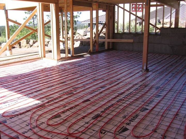 Plancher d'eau chaude dans une maison privée: schémas, règles de l'appareil + instructions d'installation