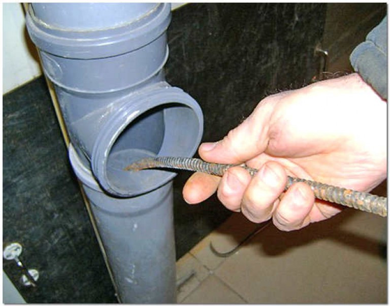 Comment nettoyer les toilettes si elles sont bouchées - nous éliminons le blocage de nos propres mains