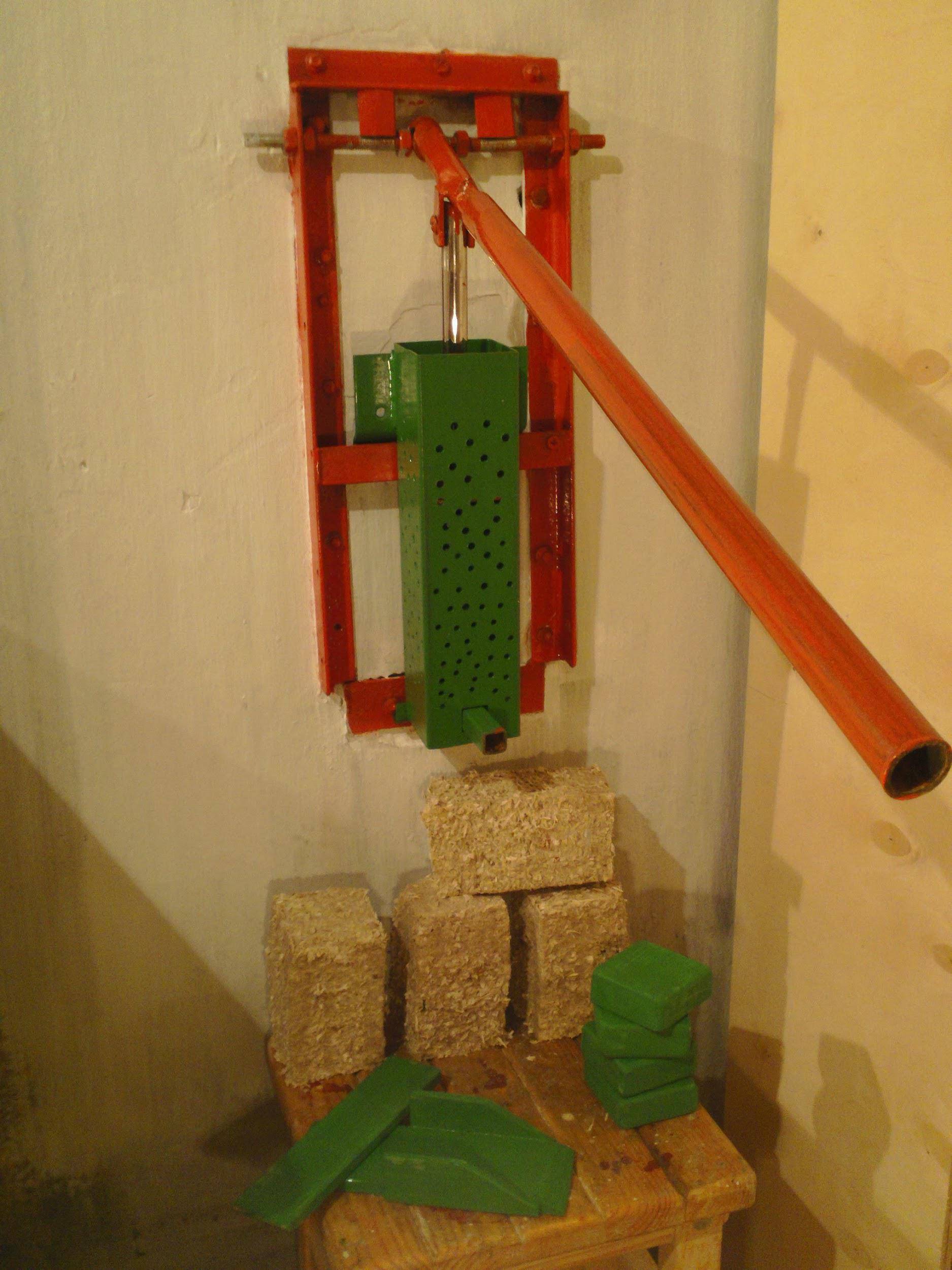 Presse à faire soi-même pour briquettes combustibles: options et dessins d'une machine à briquettes maison