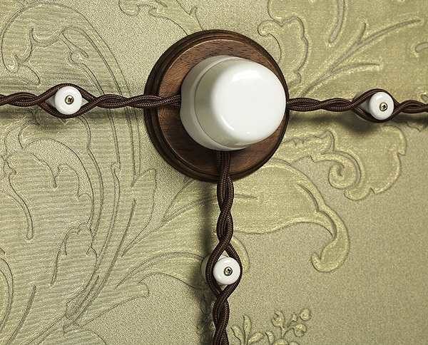 Câblage rétro ouvert dans une maison en bois: élégant et insolite