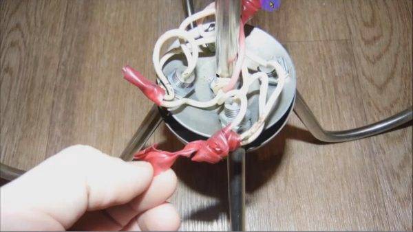 Comment connecter un lustre à un interrupteur à deux gangs: instructions étape par étape