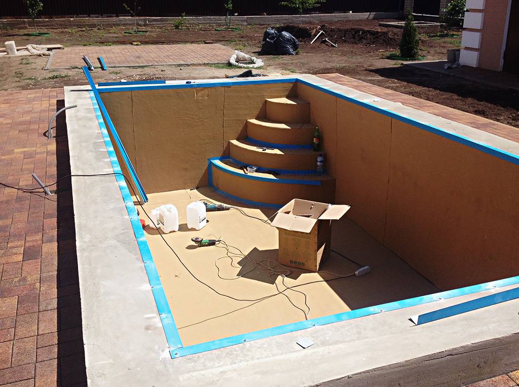 Plate-forme de bricolage pour une piscine à ossature ou gonflable à la campagne, comment niveler le sol