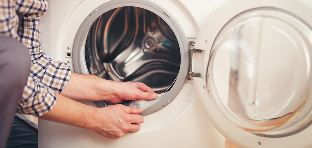 7 façons de nettoyer votre machine à laver des odeurs, de la saleté et du tartre