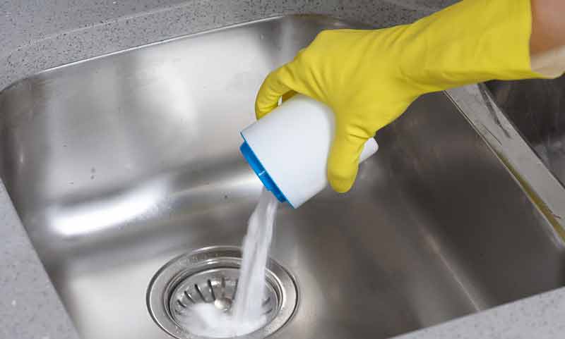 Comment déboucher un évier de cuisine : 6 façons et conseils de prévention