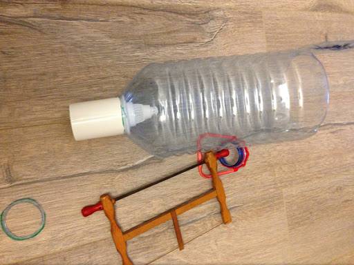 Nous fabriquons un filtre à eau de nos propres mains pour nettoyer l'eau des puits et des forages