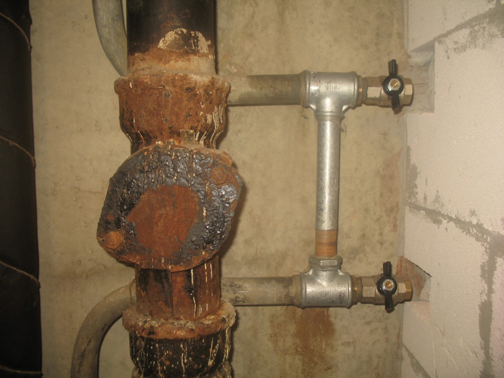 Nous mettons fin à la question: pourquoi le sèche-serviettes de la salle de bain ne chauffe-t-il pas, alors qu'il y a de l'eau chaude, à qui et où se plaindre