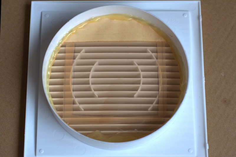 Ventilation d'échappement à travers le mur vers la rue : installation de la vanne à travers un trou dans le mur