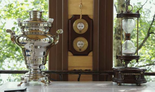 Câblage rétro ouvert dans une maison en bois: élégant et insolite