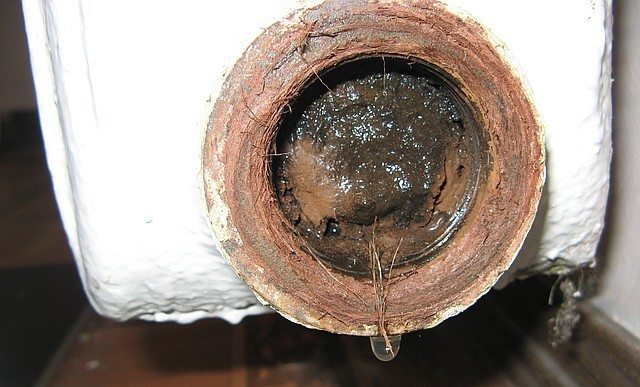 Comment réparer une fissure dans une cuvette de toilettes