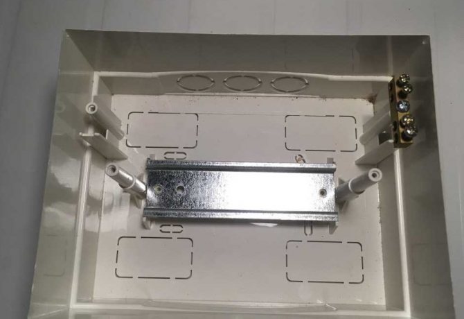 Boîte pour machines électriques: types de boîtes et leurs caractéristiques + nuances de choix et de remplissage de la boîte