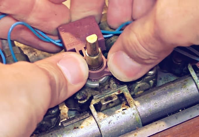 Pourquoi l'auto-allumage d'une cuisinière à gaz clique constamment et s'allume spontanément: les pannes et leur réparation