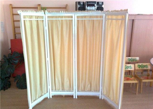 Écran de bricolage à partir de matériaux improvisés: instructions étape par étape