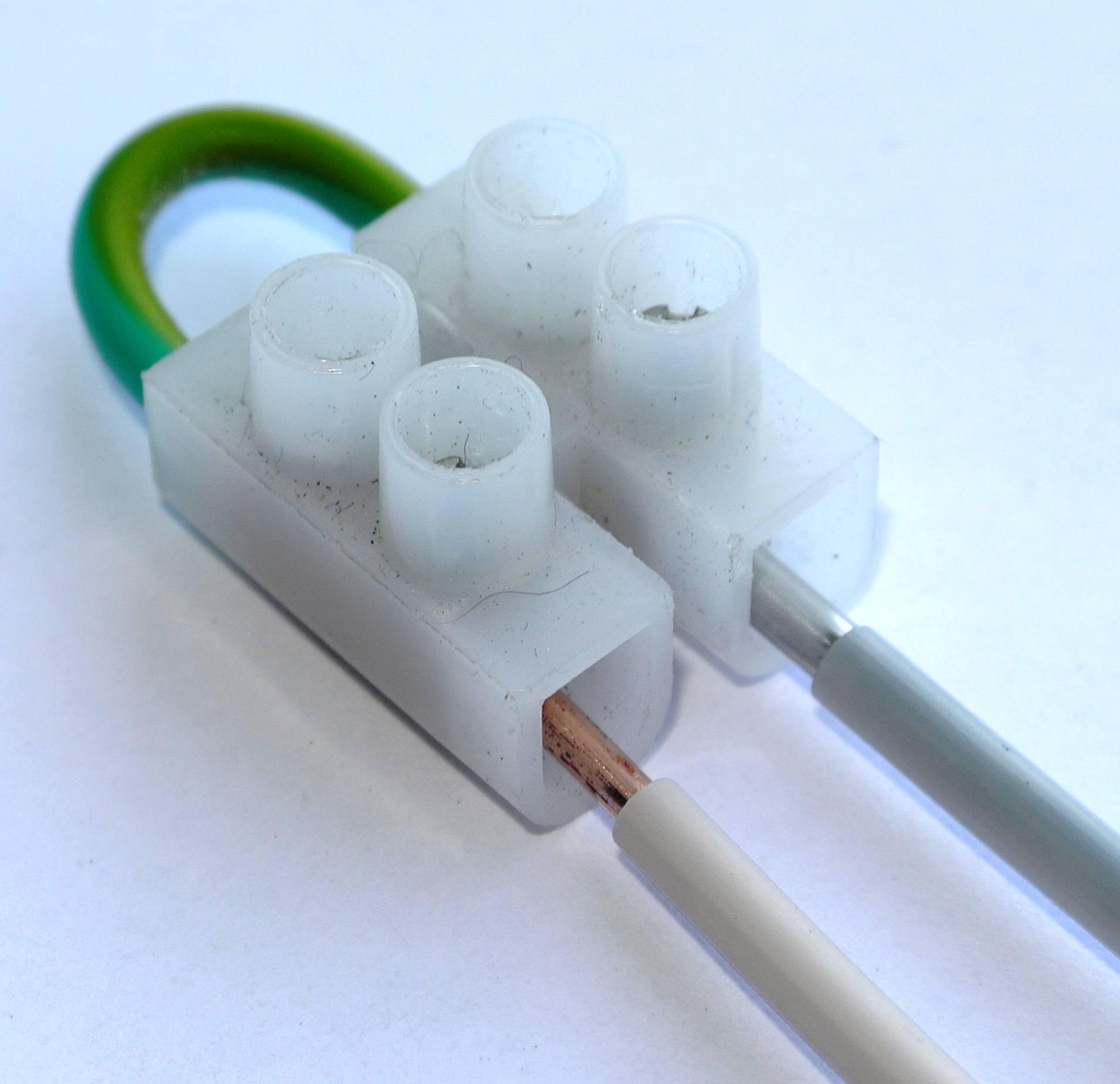 Relier les fils d'aluminium entre eux