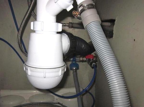 Raccordement et installation de la machine à laver à l'alimentation en eau et aux égouts