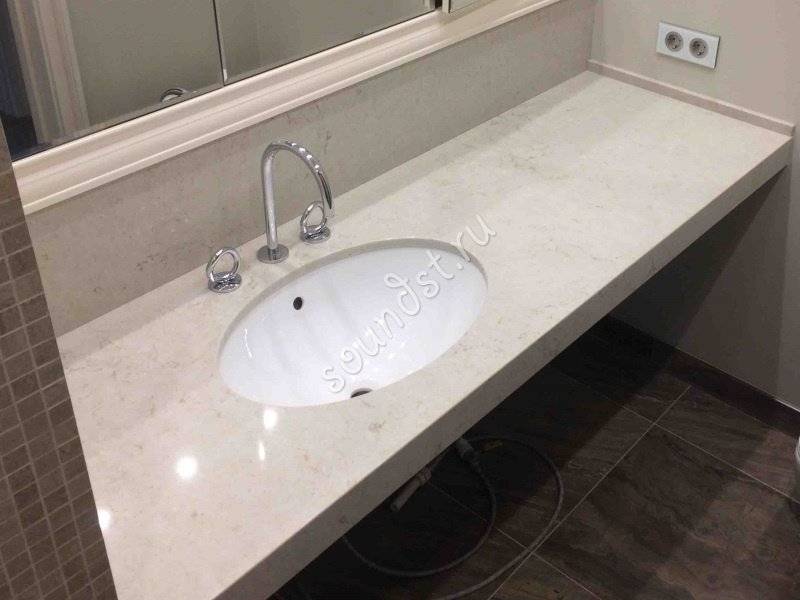 Évier suspendu sur le comptoir de la salle de bain: types et installation