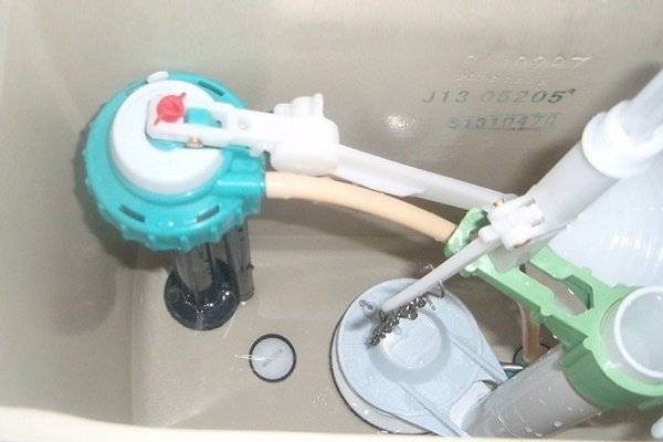 La cuvette des toilettes coule constamment : que faire et comment y remédier soi-même (+ vidéo)