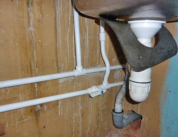 Quel tuyau choisir pour l'approvisionnement en eau: nous comprenons quels tuyaux sont les meilleurs et pourquoi