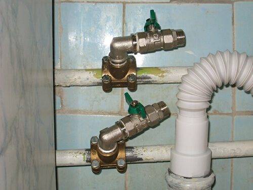 Comment organiser l'entrée d'eau dans la maison: choix d'une méthode d'approvisionnement en eau + options d'aménagement