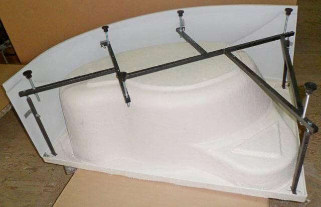 Comment installer un bain sur des briques: disposez une base et un côté en briques