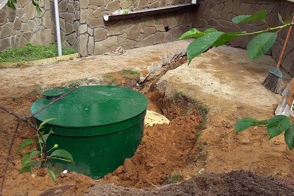 Fonctionnement d'une fosse septique: schéma de l'appareil et principe de fonctionnement d'une conception typique