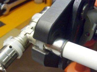 Raccords à sertir pour tuyaux métal-plastique: types, marquage, objectif + exemple de travail d'installation