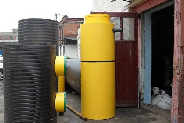 Insertion dans une fosse septique en béton : étanchéité avec un insert plastique