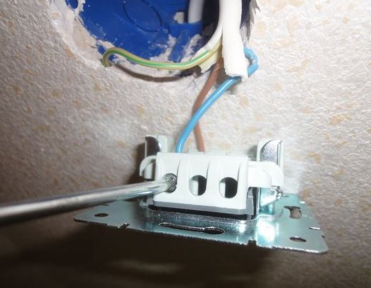 Comment démonter un interrupteur pour réparation ou remplacement