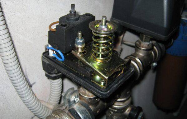 Installation et réglage d'un pressostat d'eau pour une pompe: technologie de travail et erreurs de base