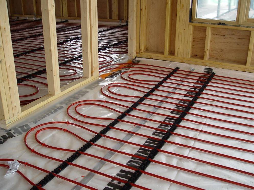 Sols à eau chaude sur un sol en bois: types et technologie de pose