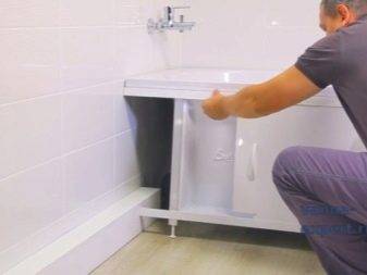 Comment faire un écran pour un bain de carreaux: des moyens d'auto-arrangement