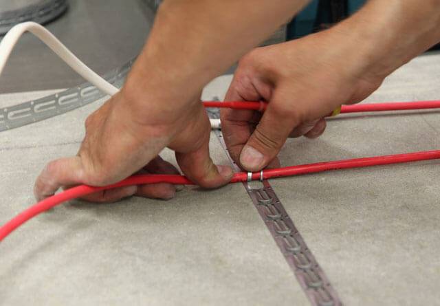 Comment faire un sol chaud sous linoléum sur un sol en béton : mode d'emploi détaillé