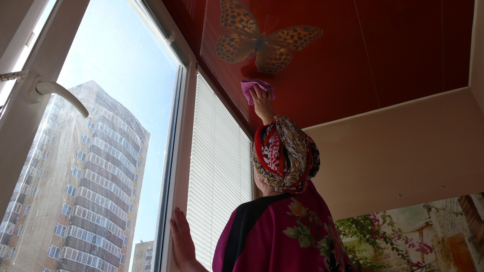 Tissu et polymère : comment laver facilement les plafonds tendus