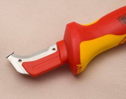 Dénudeur pour dénuder les fils: règles de sélection d'un outil pour dénuder les câbles et les fils