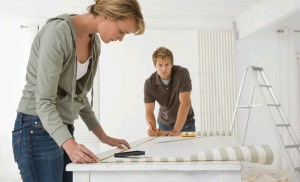 Comment coller correctement du papier peint intissé : instructions étape par étape et conseils d'experts