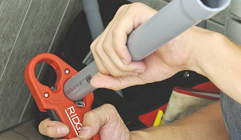 Coupe-tube pour tuyaux en cuivre: types, conseils de choix, règles et nuances d'utilisation