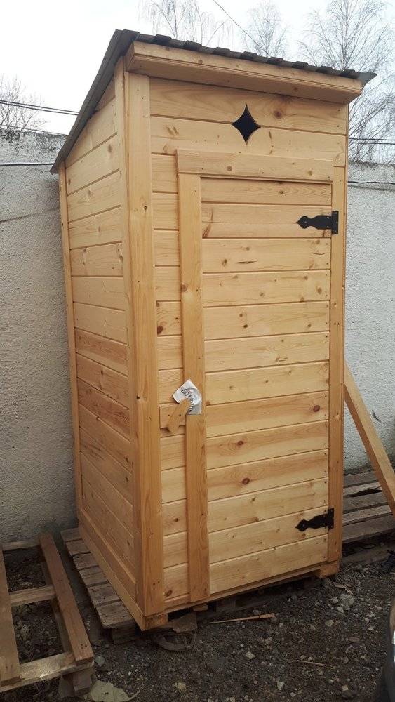 Toilettes extérieures (90 photos): comment construire de vos propres mains des toilettes en bois pour une résidence d'été, dimensions et dessins d'une maison de campagne