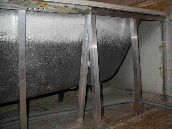 Choisir et installer un écran sous la baignoire de vos propres mains - comment tout faire de manière fonctionnelle et esthétique?