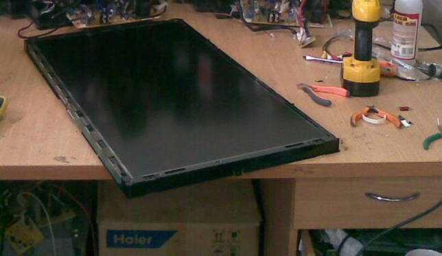 Comment accrocher un téléviseur au mur: conseils pour monter et placer l'équipement