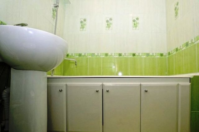 Écran coulissant sous la baignoire: instructions étape par étape pour assembler la conception d'usine + conseils pour les artisans