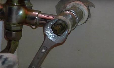 Comment dévisser la valve d'une bouteille de gaz : des moyens sûrs de déconnecter la valve