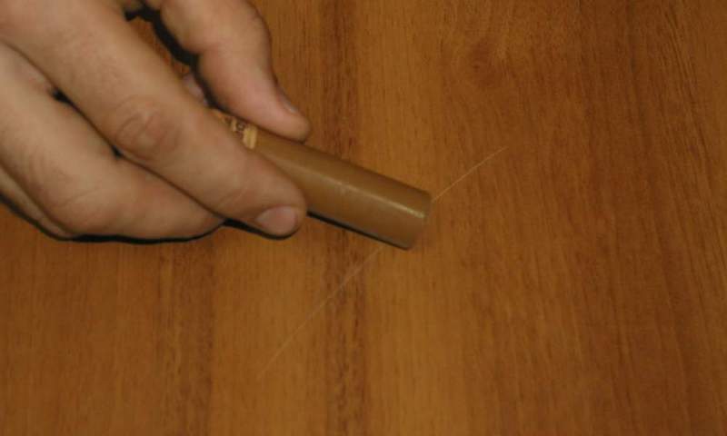 8 remèdes efficaces pour enlever les rayures des meubles