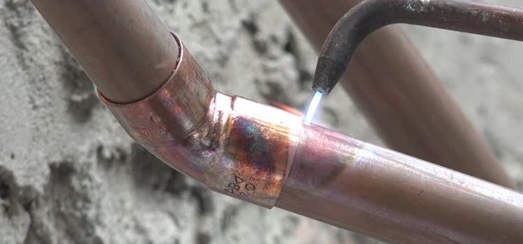 Souder des tuyaux en cuivre : comment souder avec de la brasure dure