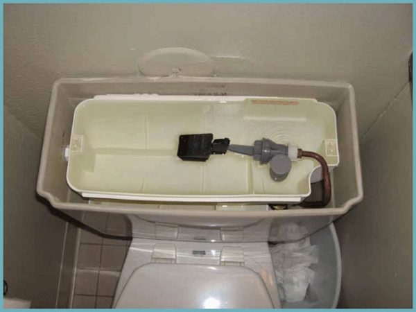 Pourquoi le réservoir des toilettes transpire-t-il et comment éliminer la condensation ?