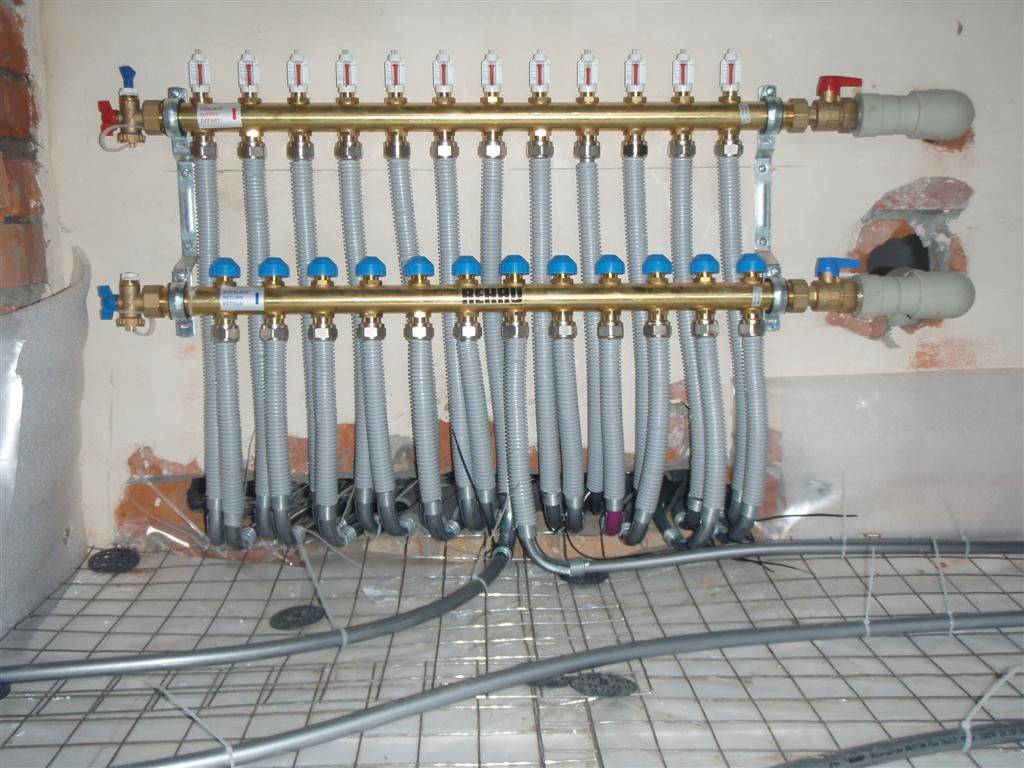 Utilisation d'un nœud collecteur dans un système de chauffage par le sol